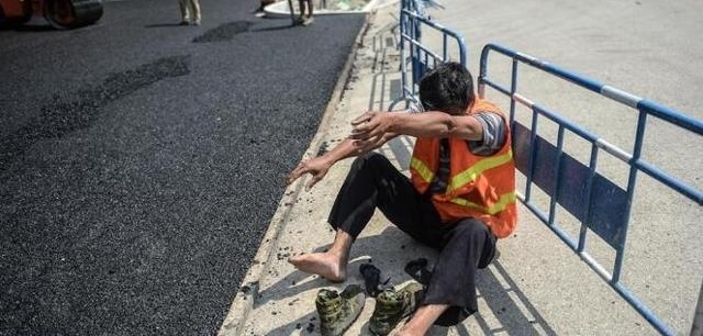 �㲻֪����������һȺ�ˣ�ͷ�����գ��ű����������̳���