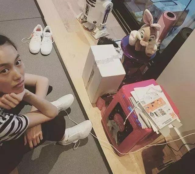 ���������������ּ޺��ţ�Ϊ�¹�ϣ��Ů��������·��