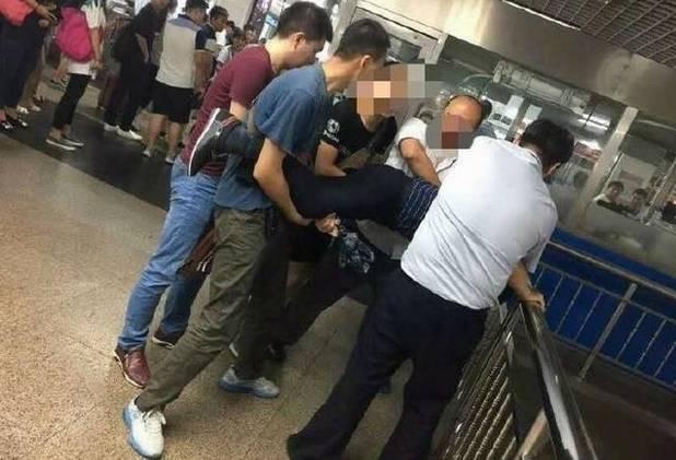 ��Ǳ�빫����ɧ��Ⱥ��ȡ�ˡ��澭�������˾ٱ�