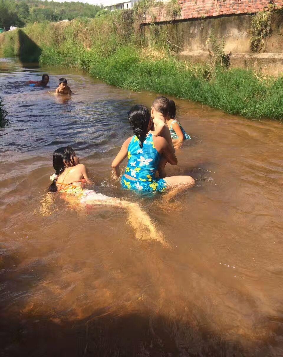 夏天到了!农村的小溪就是我们六兄妹的避暑之地