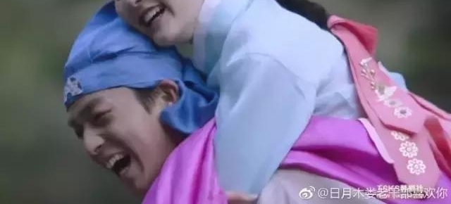 ������ǰŮ������Ӣ���¾磬��װ���������ˣ�����ȴ�˽�