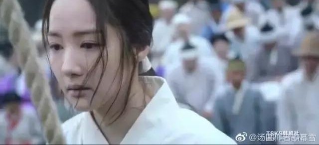 ������ǰŮ������Ӣ���¾磬��װ���������ˣ�����ȴ�˽�