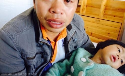 农村男子竟用火烤烟熏女儿,疼的嗷啕大哭,父亲却无动于衷