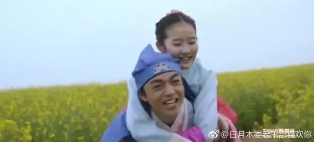 ������ǰŮ������Ӣ���¾磬��װ���������ˣ�����ȴ�˽�