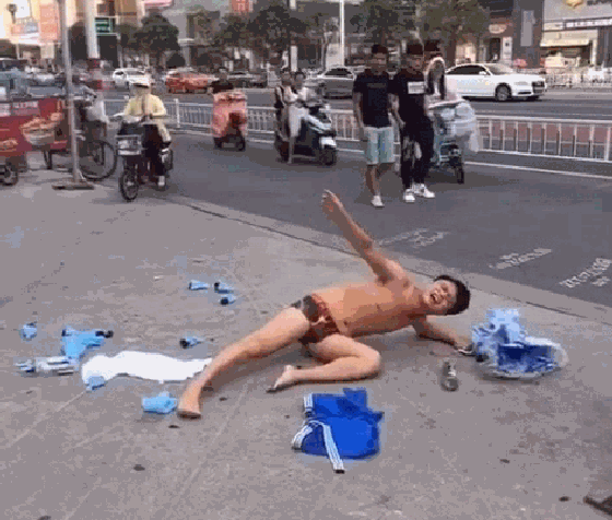 裤衩男街头发酒疯,嘴里嚷着女人都是骗子,背后俩小伙的表情亮了