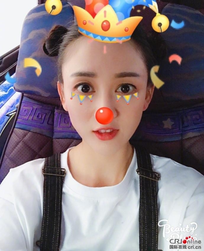 ���������ܶ�����־�� Ů��˭��holdס＂��߸ͷ＂