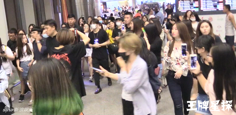 ���ζ��������˿Χ�� ������ӵ�뻳�г�����