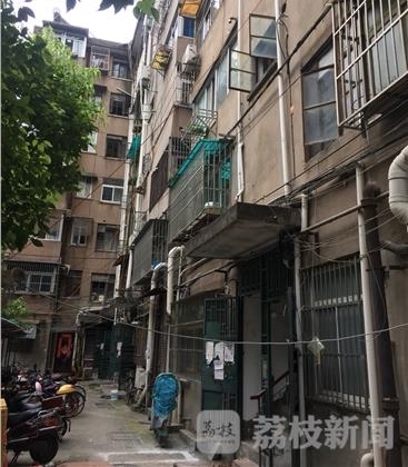 �Ͼ���װ���� Ϊ����������ͷ����һͷ�ȡ�������