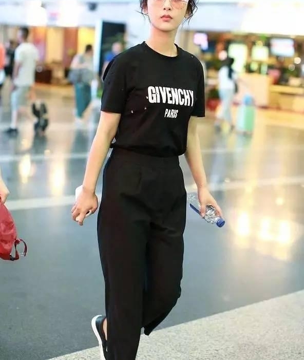 �ڻ����ܴ���ɫ�˶������������ʵ�Ů���� Ҳֻ��������