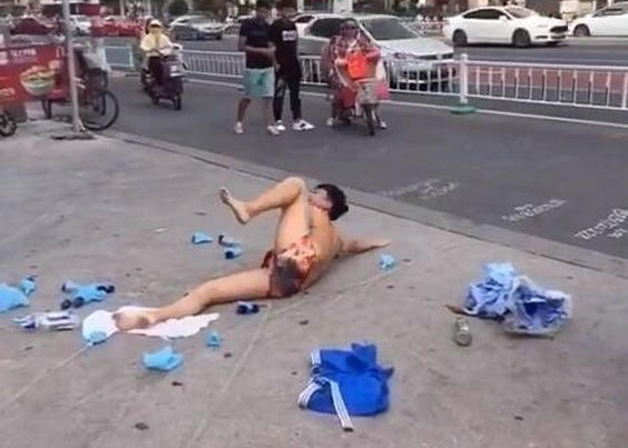 裤衩男街头发酒疯,嘴里嚷着女人都是骗子,背后俩小伙的表情亮了