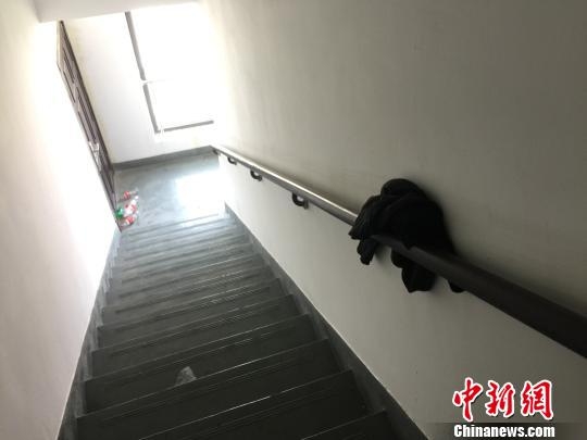 ����һ����סŮ�����ſ�¥�� Ů����������Ǯ����