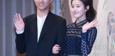 ������ǰŮ������Ӣ���¾磬��װ���������ˣ�����ȴ�˽�