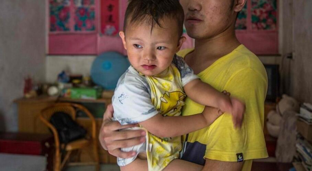 19岁男孩考上医学院,为了弟弟只能在工地上板砖