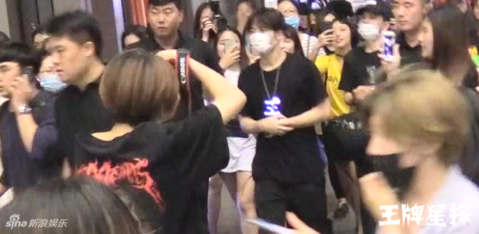 ���ζ��������˿Χ�� ������ӵ�뻳�г�����