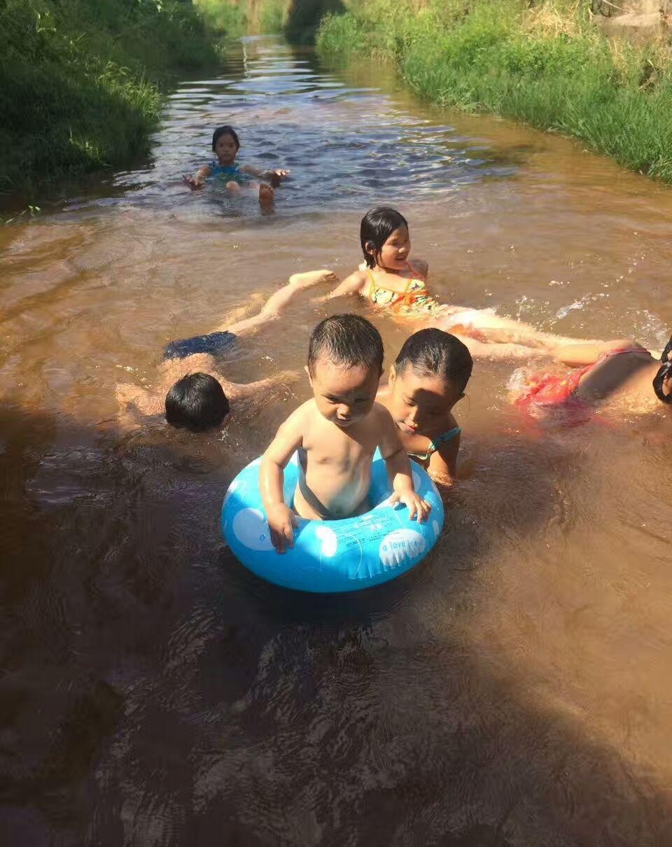 夏天到了!农村的小溪就是我们六兄妹的避暑之地