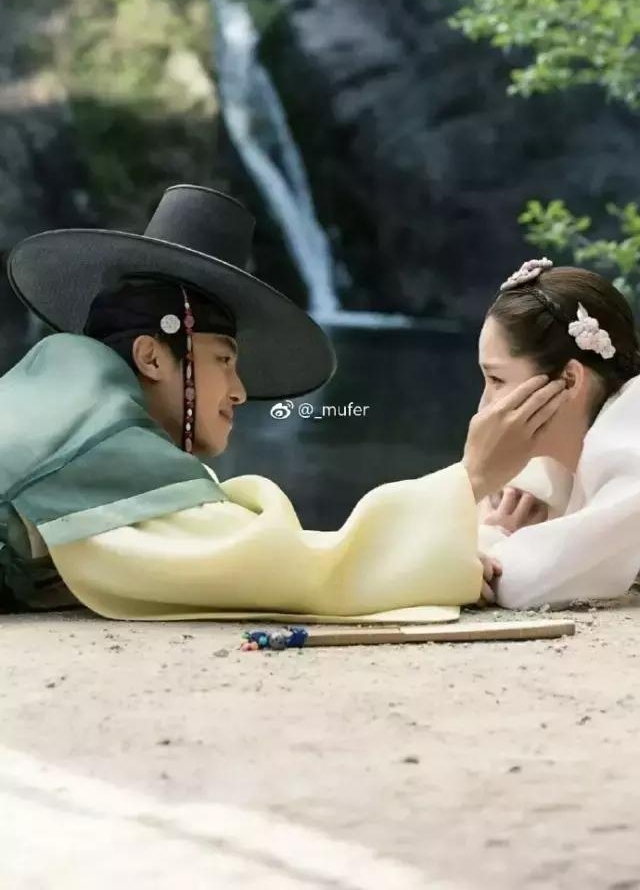 ������ǰŮ������Ӣ���¾磬��װ���������ˣ�����ȴ�˽�