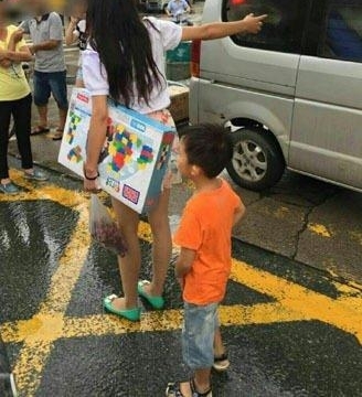 ����Ůͯ�ϴ����� ĸ��վ·�ߴ��