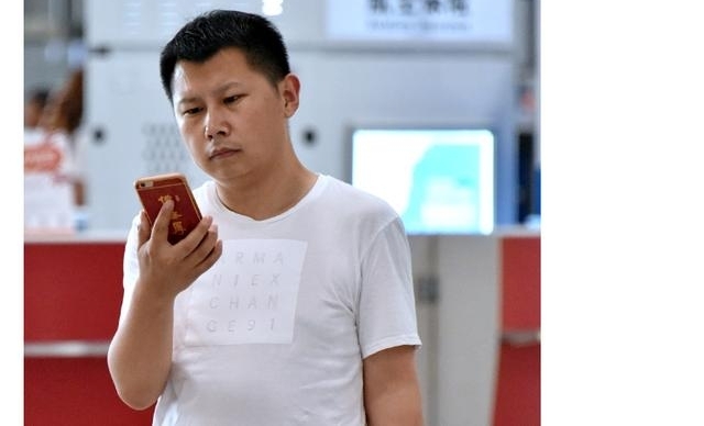 ���ƽ���ӵ��լ��ͬ���뿪���¸٣�����ΰ���ǳ�����