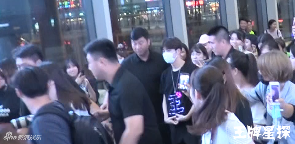 ���ζ��������˿Χ�� ������ӵ�뻳�г�����