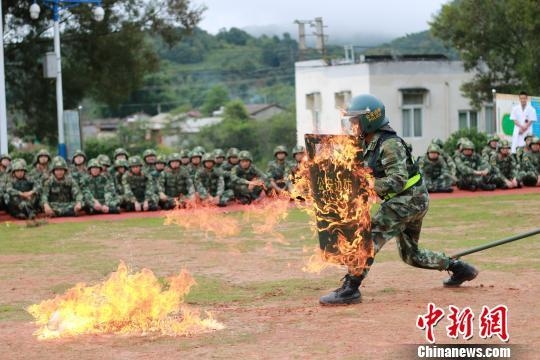 云南边防锛傋及喑わ紓集中训练反恐维稳能力