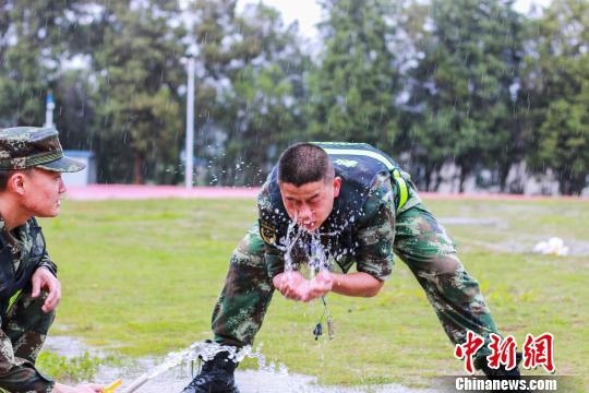 云南边防锛傋及喑わ紓集中训练反恐维稳能力