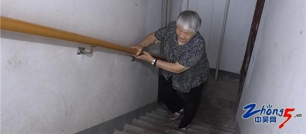 ���������� �ɲ���Ա��������Ϊ������¥���·���