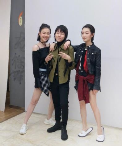 窦靖童周冬雨马思纯同框照细节:有人叉腿有人踮脚