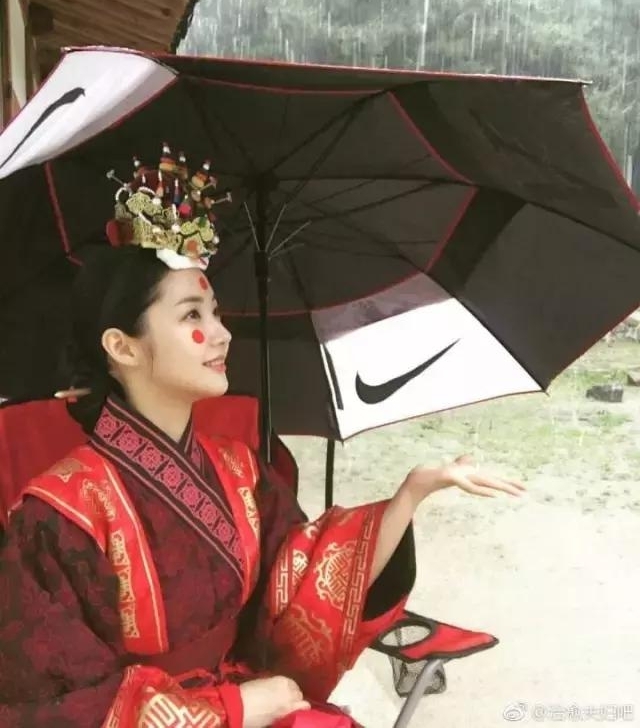 ������ǰŮ������Ӣ���¾磬��װ���������ˣ�����ȴ�˽�