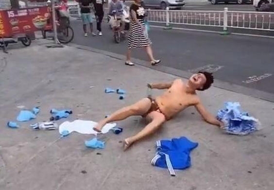 裤衩男街头发酒疯,嘴里嚷着女人都是骗子,背后俩小伙的表情亮了