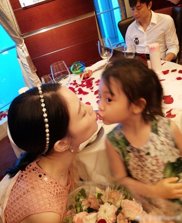 ��С贻�ˮ�б�������һ�ѱ����Ϲ���MAX�������������ܰ�Ҹ�