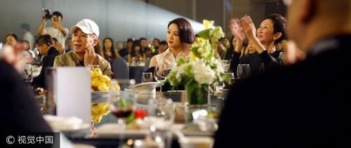 组图:汤唯西宁晕倒后再亮相 长裙黑白配显素雅