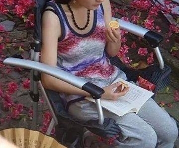 ���ǳԶ���û���󣬱���ʫʫ��Ц�����ţ�ò�������