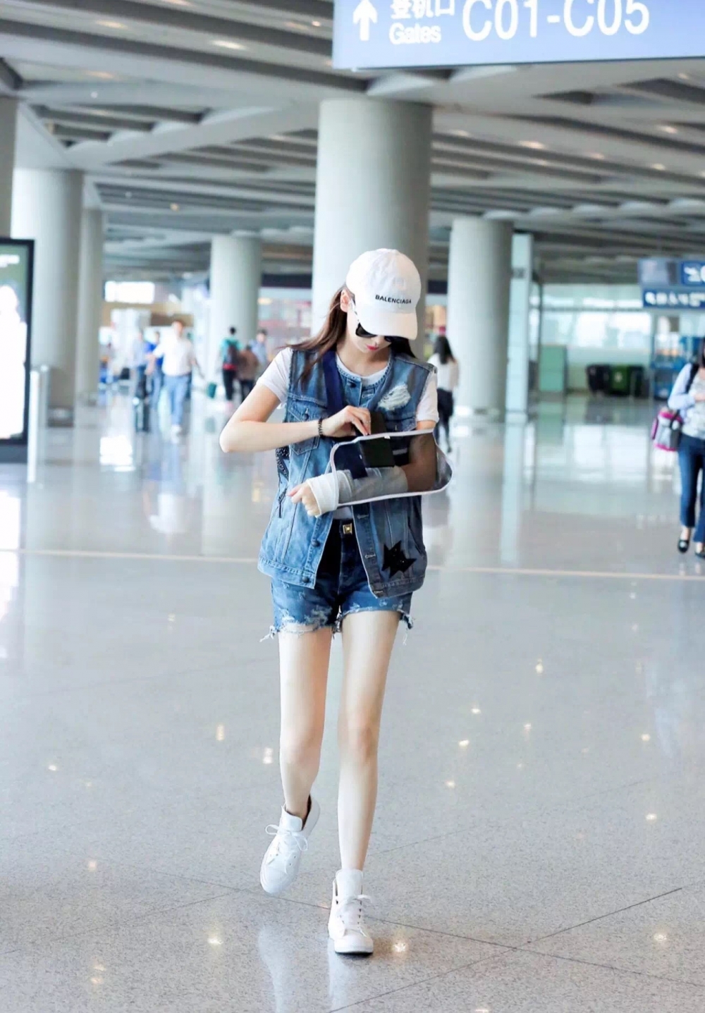 ��һֻ�ִ���Ϸ����ޱ�ֲе��ճ���������Ա�²�