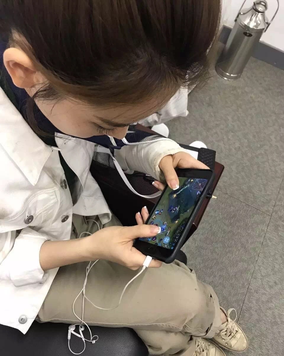 ��һֻ�ִ���Ϸ����ޱ�ֲе��ճ���������Ա�²�