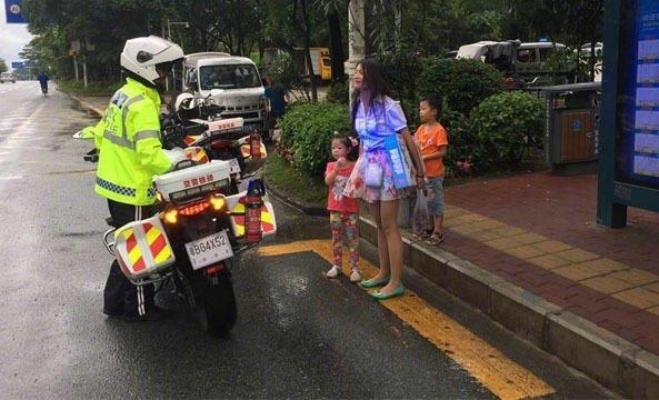 ����Ůͯ�ϴ����� ĸ��վ·�ߴ��