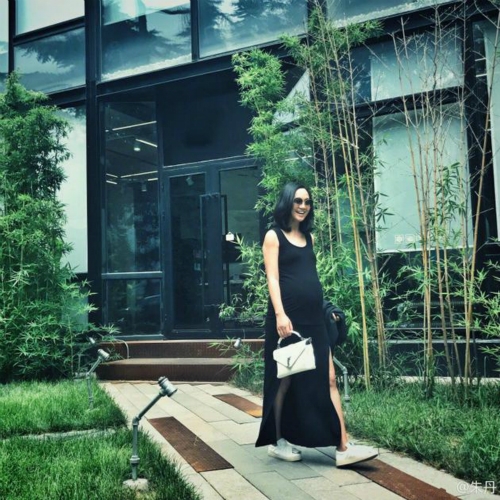 孕妇也嘚瑟!朱丹挺孕肚拍照 还换了新发型