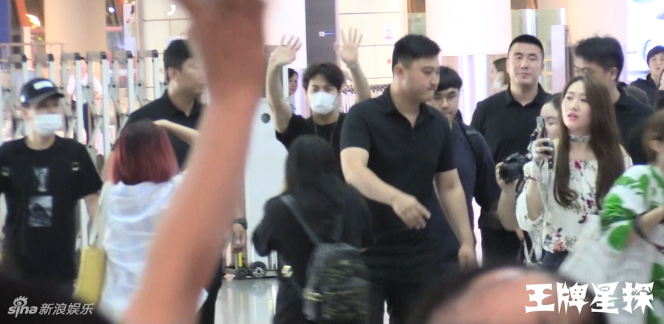 ���ζ��������˿Χ�� ������ӵ�뻳�г�����