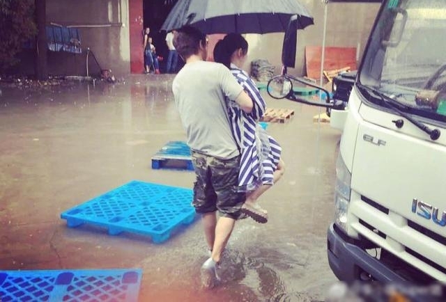 ��С贻�ˮ�б�������һ�ѱ����Ϲ���MAX�������������ܰ�Ҹ�