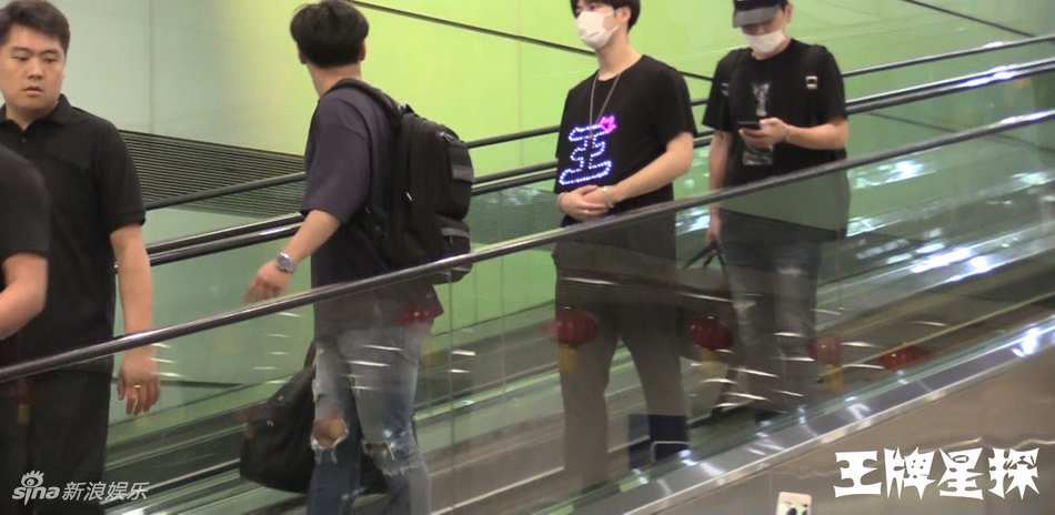 ���ζ��������˿Χ�� ������ӵ�뻳�г�����