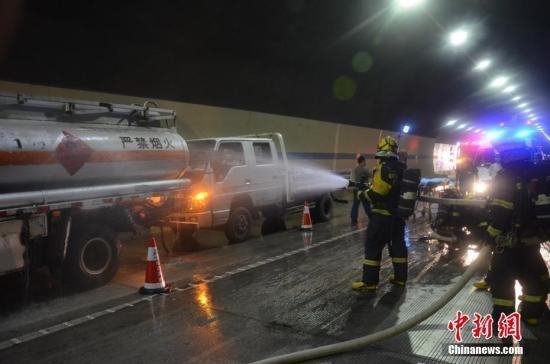 �人һ�߲���ס¥����ͨ������������� ������������