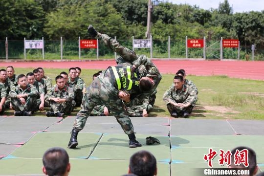 云南边防锛傋及喑わ紓集中训练反恐维稳能力