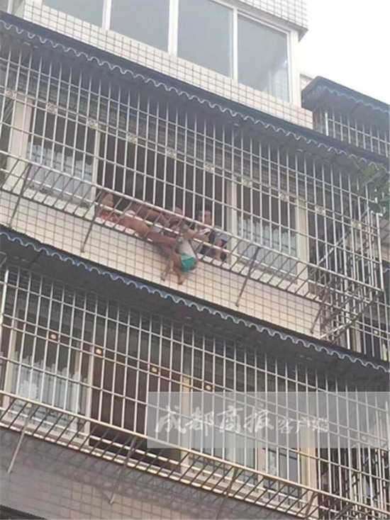 ���գ�3����ͷ���������չ�5¥ �·�ʱĸ��������