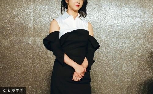 组图:汤唯西宁晕倒后再亮相 长裙黑白配显素雅