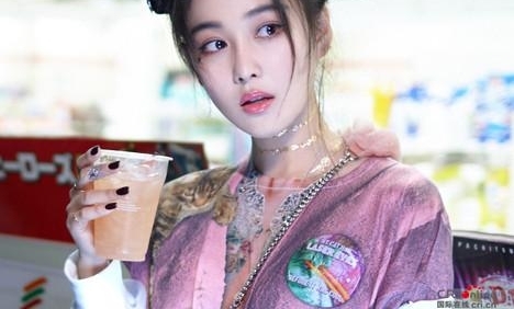 ���������ܶ�����־�� Ů��˭��holdס＂��߸ͷ＂