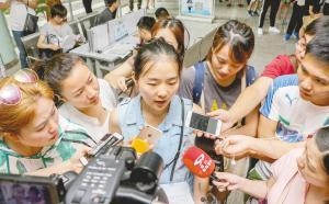 川大女博士成成都新政落户第一人 首日有356人落户