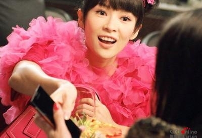 ���������ܶ�����־�� Ů��˭��holdס＂��߸ͷ＂