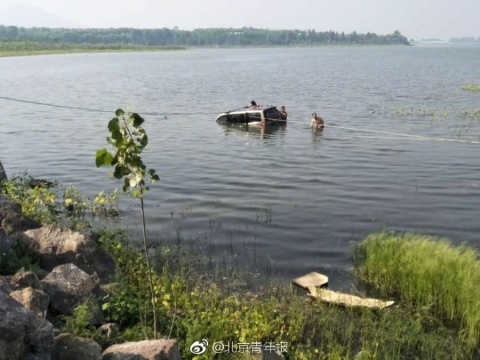 男子驾车带5个孩子冲进水库溺亡 疑因家庭压力大自杀