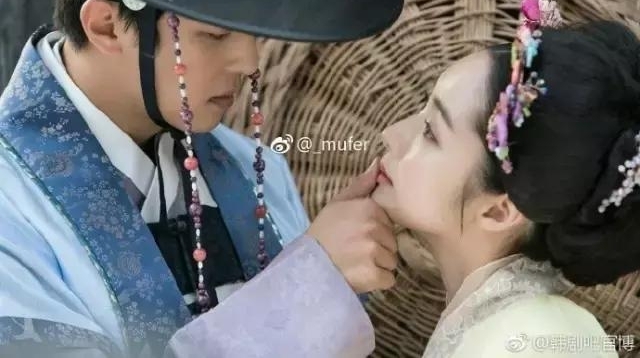 ������ǰŮ������Ӣ���¾磬��װ���������ˣ�����ȴ�˽�