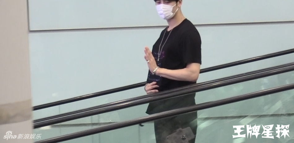 ���ζ��������˿Χ�� ������ӵ�뻳�г�����