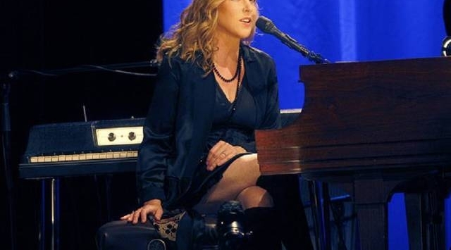 她的唱片销量竟然比小野丽莎和Diana krall 还高